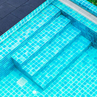 Места у бассейнов или других водоёмов